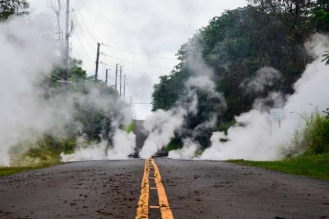 Дома пылают из-за извержения вулкана на Гавайях