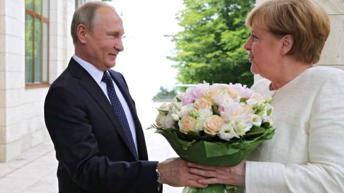 Путин «оскорбил» Меркель букетом цветов — германские СМИ