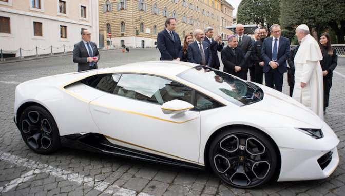 Папа Франциск реализовал на аукционе Sotheby’s собственный Lamborghini