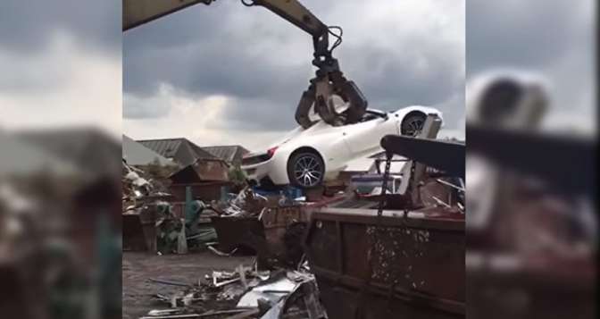 Китаянка разбила новый Феррари сразу после выезда из автомобильного салона