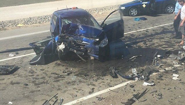 На съезде с Крымского моста иностранная машина врезалась в ограждение, шофёр умер