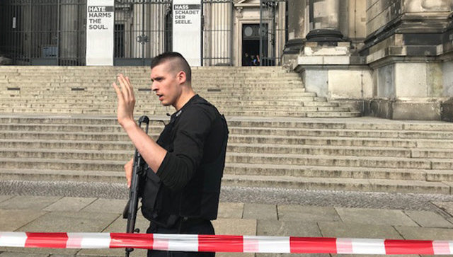 В кафедральном соборе Берлина полицейский открыл стрельбу: есть раненые