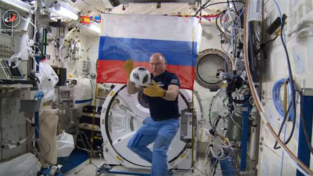 Русские космонавты сыграли на МКС в футбол официальным мячом ЧМ