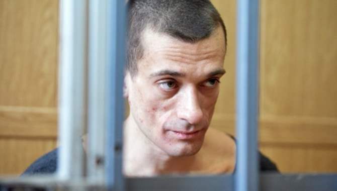 Во Франции бессрочно продлили арест художнику Павленскому