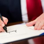 Экс-сотрудник Белого дома поведал о привычке Трампа рвать главные бумаги