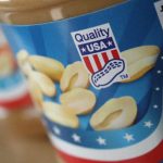 Канадцы бойкотируют товары из США из-за «словесной войны» между лидерами двух стран