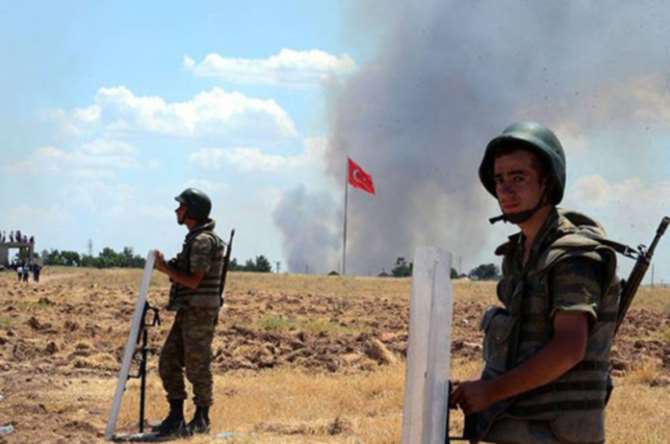 Турецкие и американские войска патрулируют районы около сирийского курдского города Манбидж