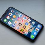 Новый iPhone SE 2 в чехле выглядит на изображении прекрасно