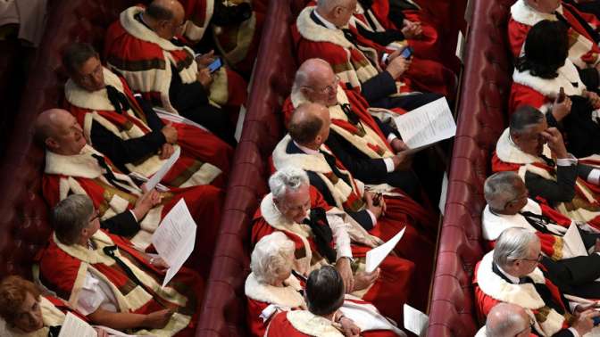 Британским лордам официально запретили спать во время дебатов