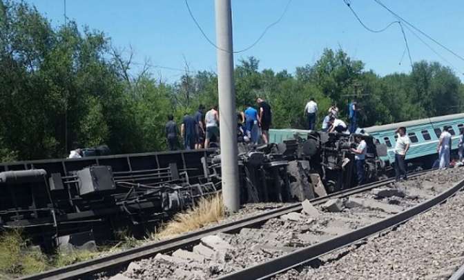 Названа причина крушения пассажирского поезда в Казахстане