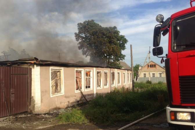 Пожар на мебельном складе Минвод грозил перекинуться на ближайшие домовладения