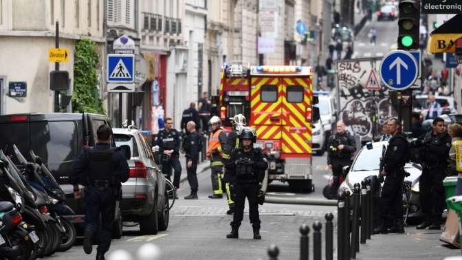 Захвативший заложников в Париже мужчина требует связать его с посольством Ирана