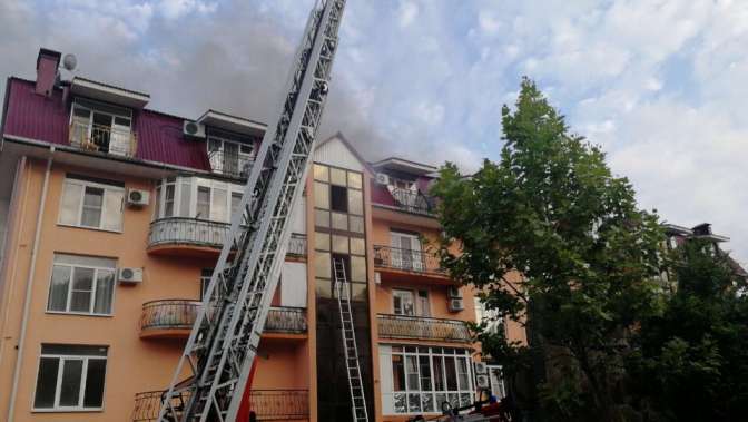 В Сочи граждан дома эвакуировали из-за пожара на мансардном этаже