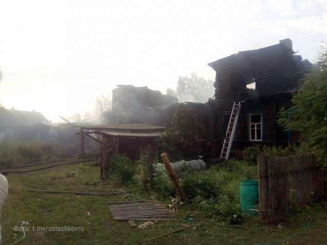 Жаркая ночь в Осташкове: сгорели 8 домов, еще 70 удалось спасти