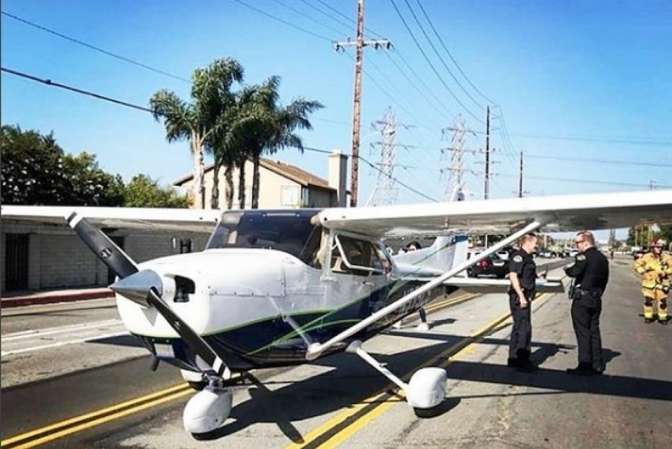 В США пилот-новичок посадила самолет среди улицы
