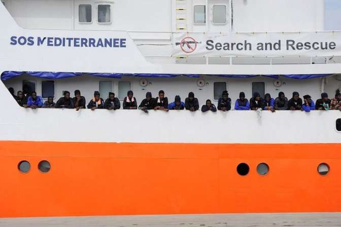 Италия прогнала судно с мигрантами от собственных берегов