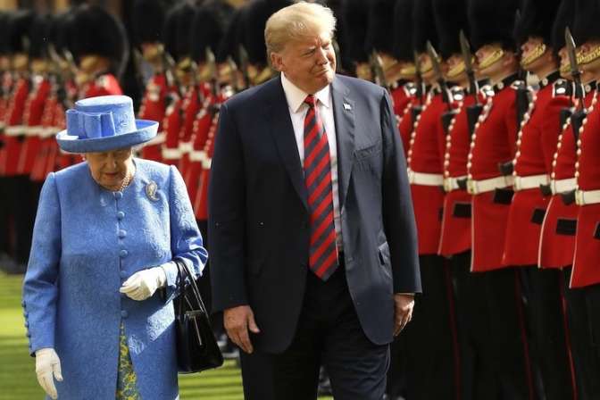 СМИ поведали о послании Трампу, скрытом в брошах королевы Елизаветы II