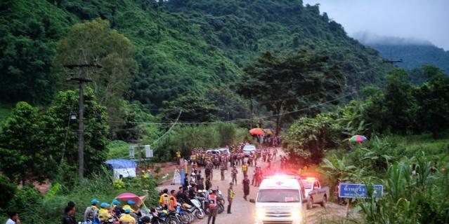 Cотрудники экстренных служб вывели седьмого школьника из затопленной пещеры в Таиланде