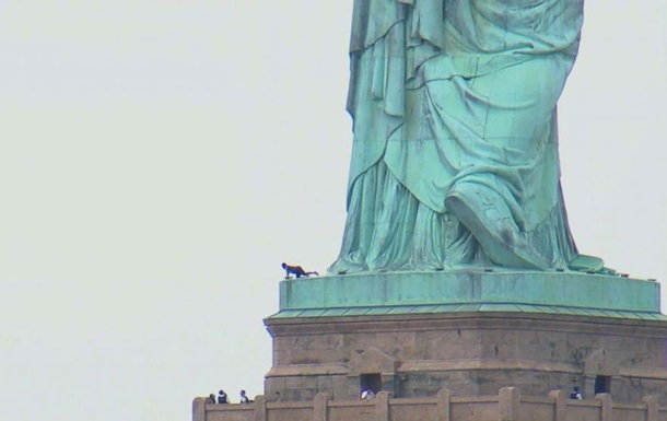 Со Статуи Свободы сняли защитницу мигрантов — Высшая форма протеста