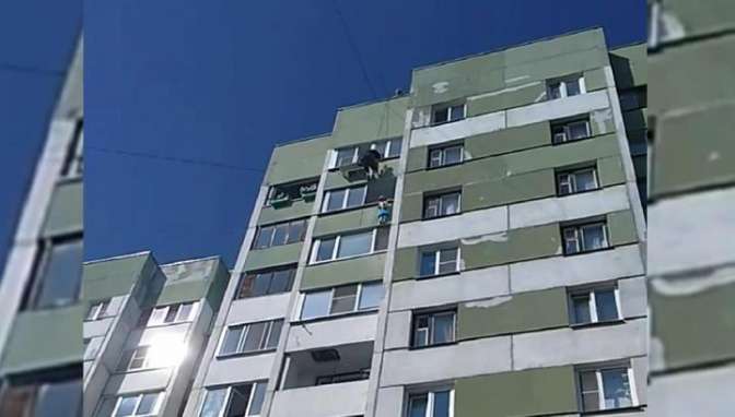 На юго-западе Петербурга спасли повисшую на балконе 5-летнюю девочку