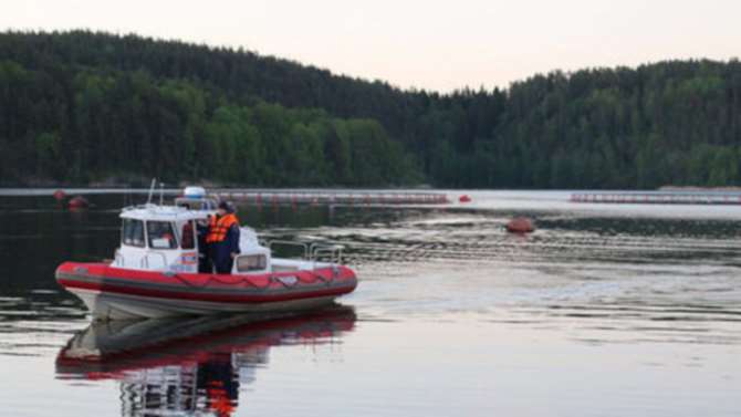 Cотрудники экстренных служб эвакуировали 11 человек с яхты в Красноярском море