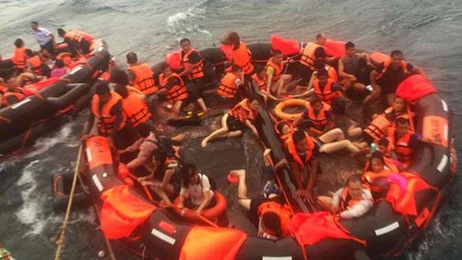 При опрокидывании трёх лодок с туристами у побережья Пхукета пропали 53 человека