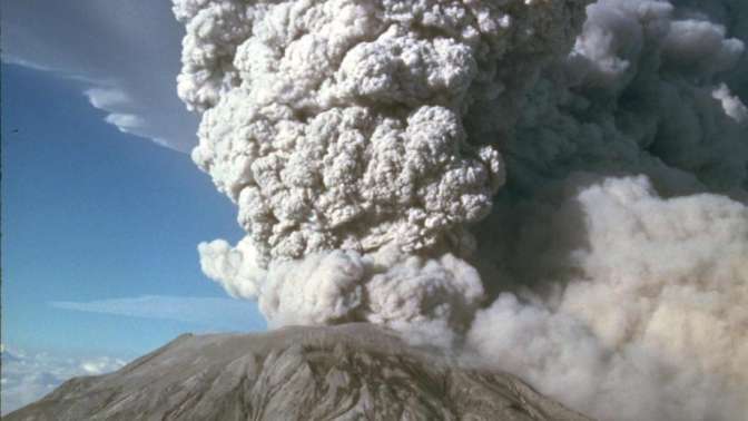 За сутки вулкан Карымский на Камчатке выбросил три столба пепла