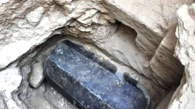 В Египте вскрыли таинственный черный саркофаг