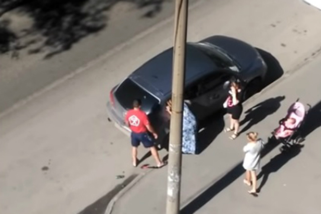 Мужчина с тесаком спас ребенка из запертого автомобиля в Новосибирске‍