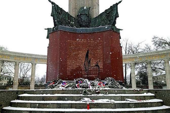 В Вене 3-й раз за полгода облили краской монумент советским солдатам