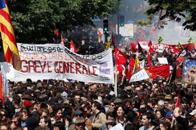 Советник президента Макрона избил участника митинга в столице франции