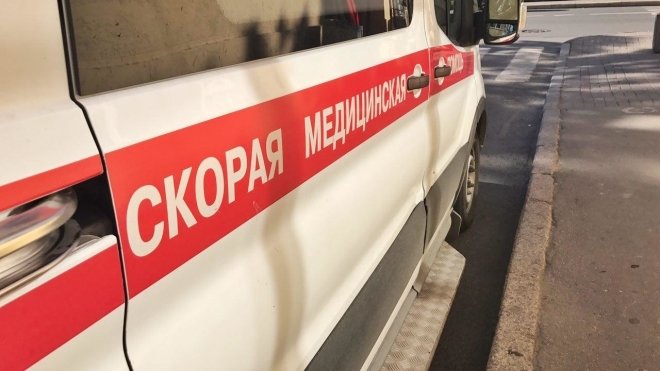 В Петербурге 2-летняя девочка осталась без присмотра и выпала из окна