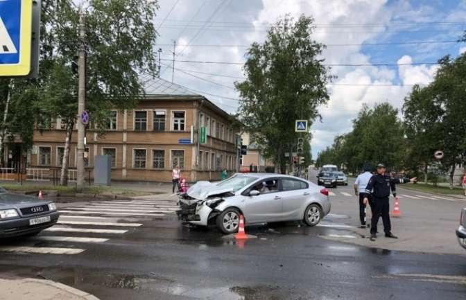 Автомобиль сбил группу пешеходов в Самарской области