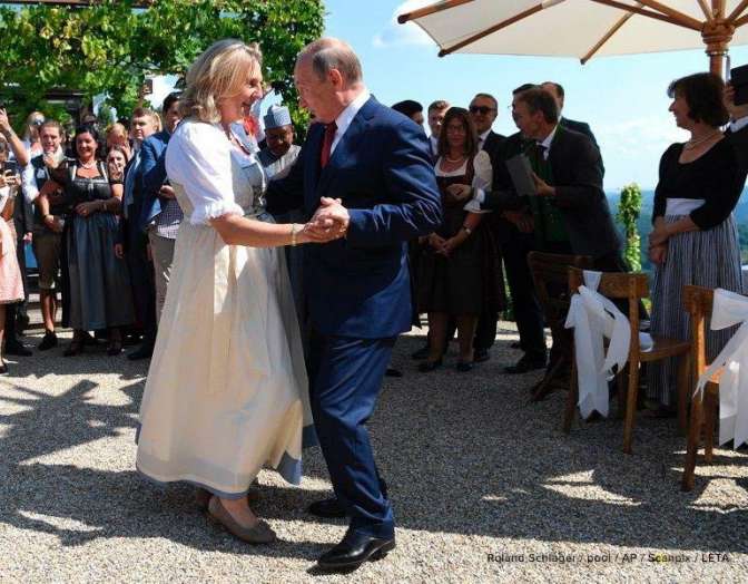 В сети интернет появились фотографии руководителя МИД Австрии, танцующей с Путиным и казаками