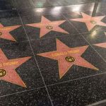 В Голливуде на Аллее славы наклеили 50 звезд в поддержку Трампа