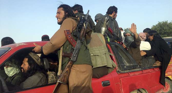 В итоге столкновений в афганском городе Газни погибли не менее 100 человек