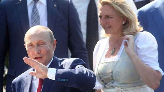 Путин потанцевал с главой МИД Австрии и покинул свадебную церемонию