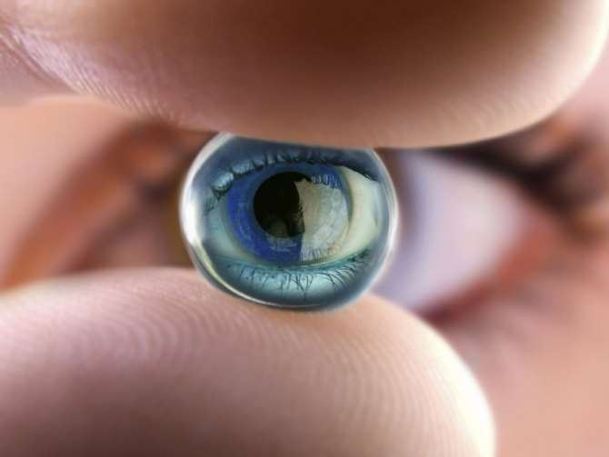 В глазу британки хирурги отыскали контактную линзу 28-летней давности