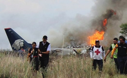 В Мексике упал самолет со 101 пассажиром на борту: никто не погиб