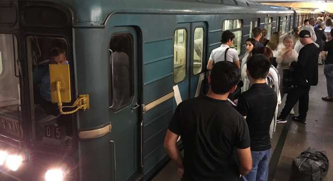 На участке зеленой веточки московского метро остановили движение