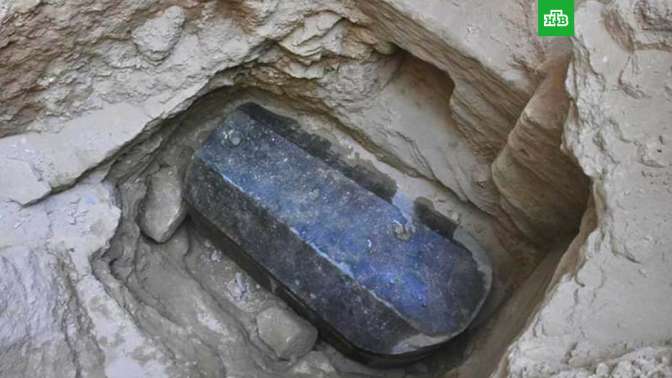 Ученые узнали пол и возраст мумий из черного саркофага в Египте