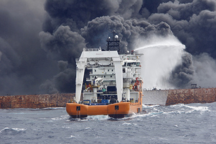 Танкер с нефтепродуктами зажегся у берегов Японии