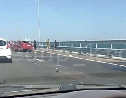 ДТП грузового автомобиля и легковушки осложнило движение по Крымскому мосту