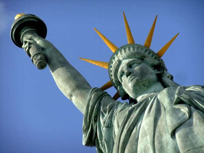 В Нью-Йорке эвакуировали не менее 3 тыс человек из-за пожара около статуи Свободы