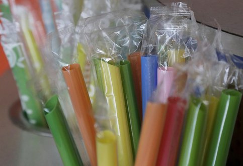 Калифорния ограничила использование пластиковых соломинок в ресторанах