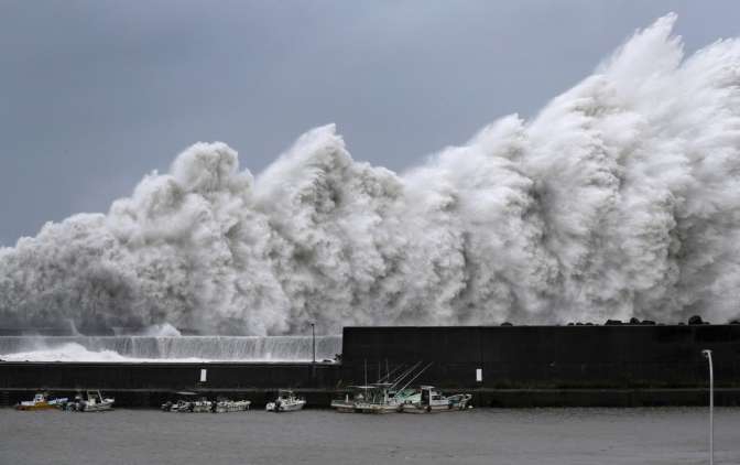 Шесть человек погибли, практически 200 пострадали в итоге мощного тайфуна в Японии