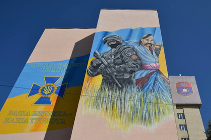 СБУ украсила свою академию в Киеве изображением солдата спецназа ФСБ