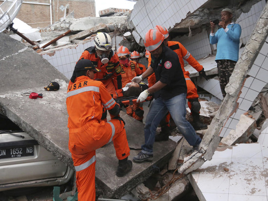 Авиадиспетчер ценой жизни спас самолет во время землетрясения в Индонезии