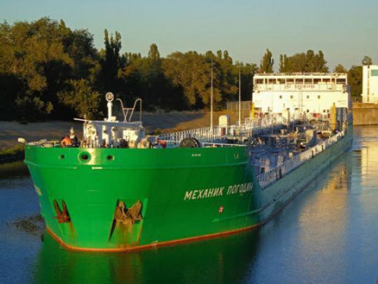 Украинец на моторной лодке «Крым» протаранил русский танкер — Месть оккупантам