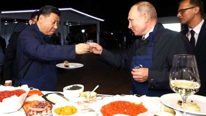 Путин и Си Цзиньпин выпили водки и закусили блинами с икрой